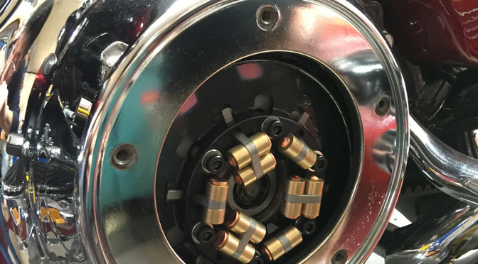 クラッチを軽く、近く。